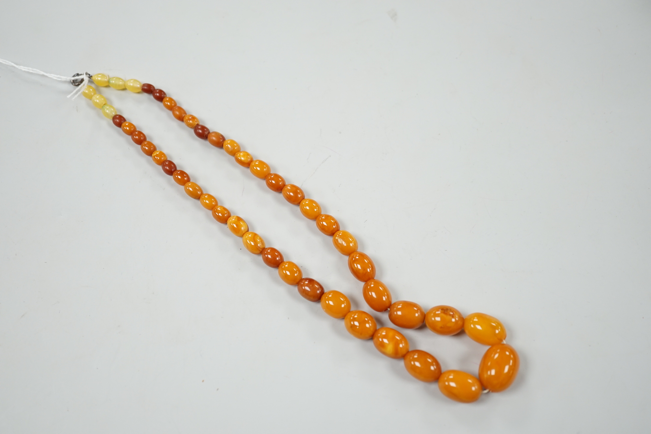 A single strand part amber bead necklace, 48cm, gross weight 26 grams.